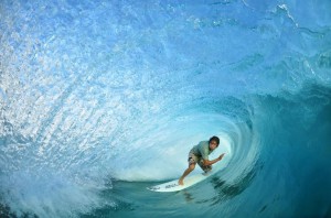 FOTO DIVULGAÇÃO DE THIAGO GUIMARÃES EM AÇÃO EM TEAHUPOO, NO TAHITI.